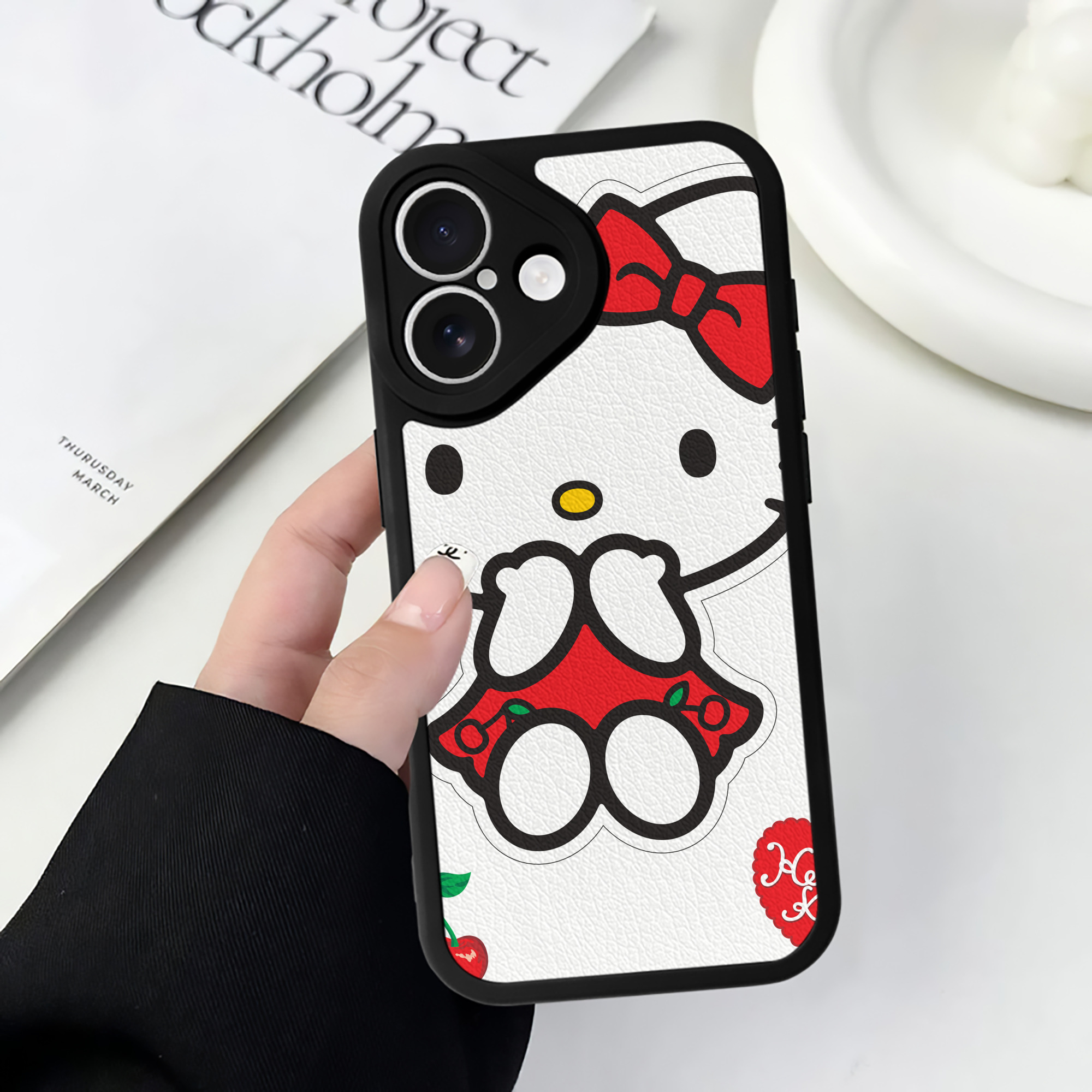 （画像用） Hello Kitty ハローキティ 【iPhone 16シリーズ対応】シリコンスマホケース（レザー調） 材質：シリコン